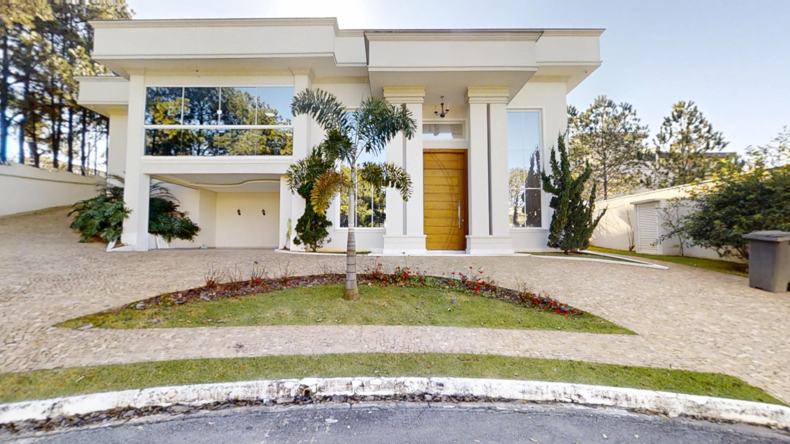 Casa de luxo à venda em Valinhos SP — fachada neoclássica da Villa Lombarda em condomínio fechado